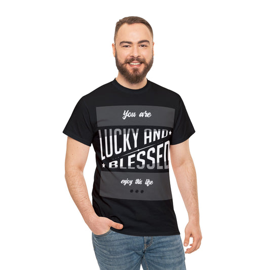 "Eres AFORTUNADO Y BENDITO, disfruta de esta vida" Camiseta unisex de algodón pesado