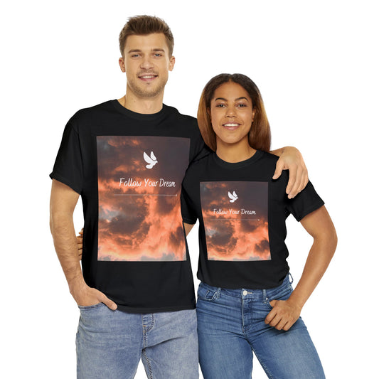 "Sigue tu sueño con una paloma blanca" Camiseta de algodón pesado unisex